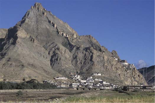 Shekar. The ruins of the palace of the Southern Lato rulers and the Shekar monastery overlook the village at the foot of the mountain. 