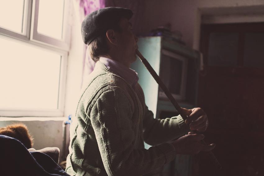 Sıbızğı player in Xinjing; photo by Wei Xiaoshi